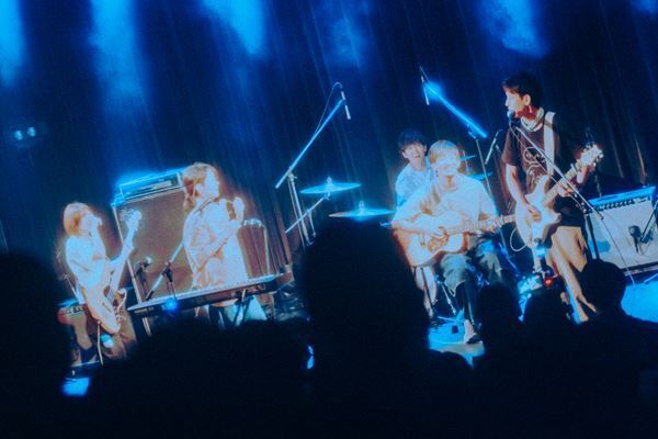 tiny yawn、敬愛するPredawnを迎えたツアー東京公演をレポート「嘘も虚飾も見栄もない」まっすぐなアンサンブルが響いた夜