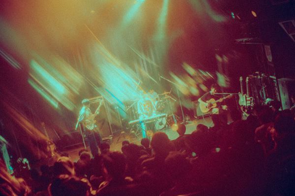 tiny yawn、敬愛するPredawnを迎えたツアー東京公演をレポート「嘘も虚飾も見栄もない」まっすぐなアンサンブルが響いた夜