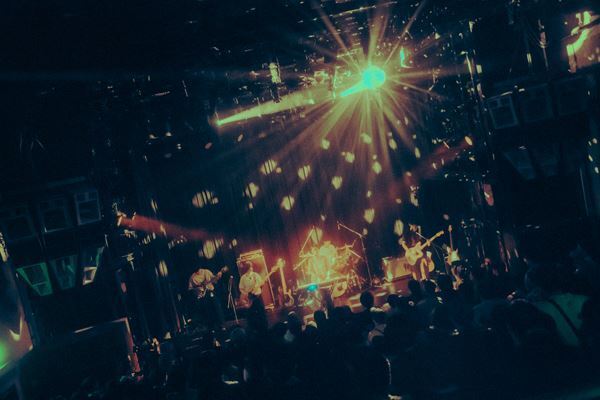 tiny yawn、敬愛するPredawnを迎えたツアー東京公演をレポート「嘘も虚飾も見栄もない」まっすぐなアンサンブルが響いた夜