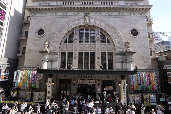 大阪松竹座「御名残五月大歌舞伎」大千穐楽　特別カーテンコールに仁左衛門はじめ東西の俳優が勢揃い