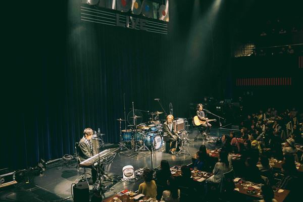 NARITA THOMAS SIMPSON、全22公演のビルボードツアー完⾛！ゲストに相川七瀬、岡本健⼀がサプライズ出演【オフィシャルレポート】