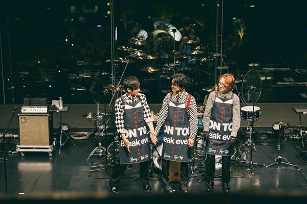 NARITA THOMAS SIMPSON、全22公演のビルボードツアー完⾛！ゲストに相川七瀬、岡本健⼀がサプライズ出演【オフィシャルレポート】