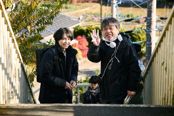 松村北斗×今田美桜『白鳥とコウモリ』撮影の裏側に迫る現場レポート＆メイキング写真公開