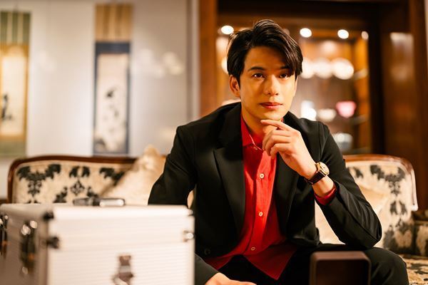 田中麗奈が窓から脱出！ 森崎ウィンの怪しげな姿も　映画『黄金泥棒』場面写真19点を一挙解禁