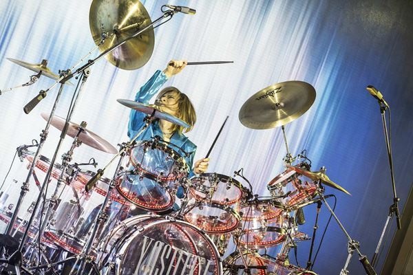 YOSHIKI、“世界一豪華なディナーショー”が通算105公演に　ゲストにMIYAVI、清春、竹中雄大が登場、最終日はPATAと「Rusty Nail」