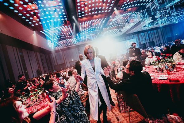 YOSHIKI、“世界一豪華なディナーショー”が通算105公演に　ゲストにMIYAVI、清春、竹中雄大が登場、最終日はPATAと「Rusty Nail」