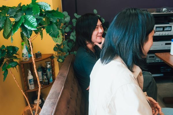 【あすなろ白昼夢 × the dadadadys 座談会】夢が現実に！全国ツアーファイナルで初のツーマン実現へ「親に報告するほどうれしかった」── 愛と音楽で繋がる2バンドの本音に迫る