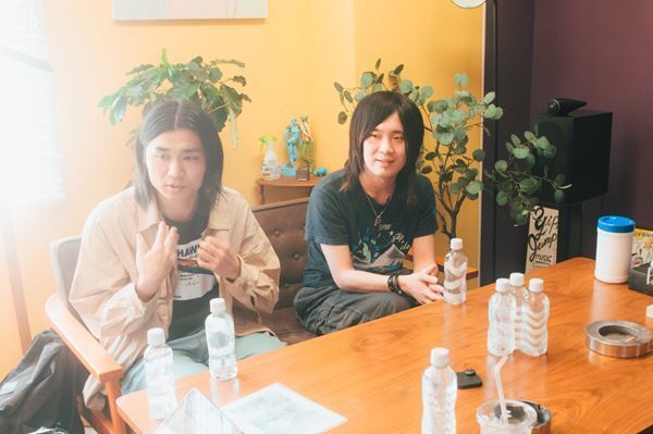 【あすなろ白昼夢 × the dadadadys 座談会】夢が現実に！全国ツアーファイナルで初のツーマン実現へ「親に報告するほどうれしかった」── 愛と音楽で繋がる2バンドの本音に迫る