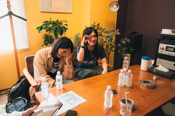 【あすなろ白昼夢 × the dadadadys 座談会】夢が現実に！全国ツアーファイナルで初のツーマン実現へ「親に報告するほどうれしかった」── 愛と音楽で繋がる2バンドの本音に迫る