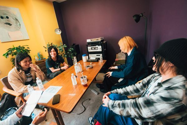 【あすなろ白昼夢 × the dadadadys 座談会】夢が現実に！全国ツアーファイナルで初のツーマン実現へ「親に報告するほどうれしかった」── 愛と音楽で繋がる2バンドの本音に迫る