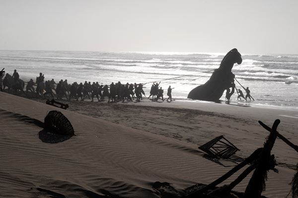 マット・デイモン主演『オデュッセイア』新場面写真5点解禁！ 実物大の「トロイの木馬」を映したカットも