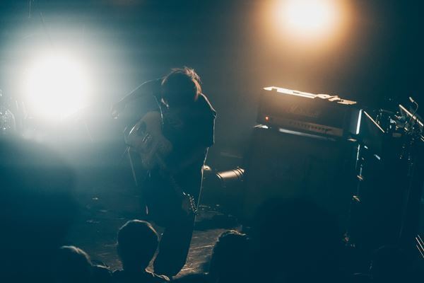 Hammer Head Sharkが魅せる感情の渦と美しい音の融合「音楽をやっている間だけは正しく愛せる」ゲストにHedigan’sを迎えた渋谷WWWをレポート