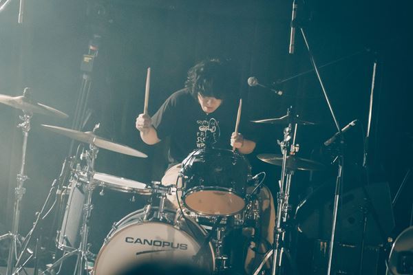 Hammer Head Sharkが魅せる感情の渦と美しい音の融合「音楽をやっている間だけは正しく愛せる」ゲストにHedigan’sを迎えた渋谷WWWをレポート