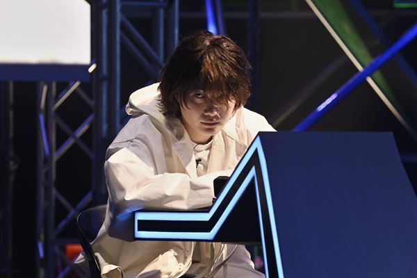 中村倫也×神木隆之介が火花を散らす！ 映画『君のクイズ』緊迫の場面写真20点を一挙公開