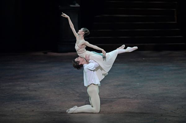 新国立劇場が2026/2027シーズン舞踊ラインアップを発表　開幕作品はチャップリン映画のバレエ化を世界初演