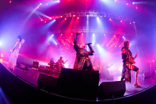 凛として時雨 × 聖飢魔Ⅱ、ハイトーンと轟音が交わる異色の一夜『Music Splash!!』ライヴレポート