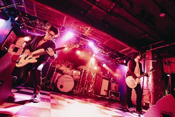 climbgrowとSIX LOUNGEが新宿・歌舞伎町の夜にロックンロールをぶち込んだ『climbgrow TWOMAN SHOW 「GIVING」』をレポート