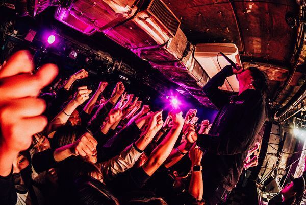 climbgrowとSIX LOUNGEが新宿・歌舞伎町の夜にロックンロールをぶち込んだ『climbgrow TWOMAN SHOW 「GIVING」』をレポート