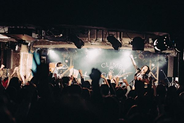 climbgrowとSIX LOUNGEが新宿・歌舞伎町の夜にロックンロールをぶち込んだ『climbgrow TWOMAN SHOW 「GIVING」』をレポート