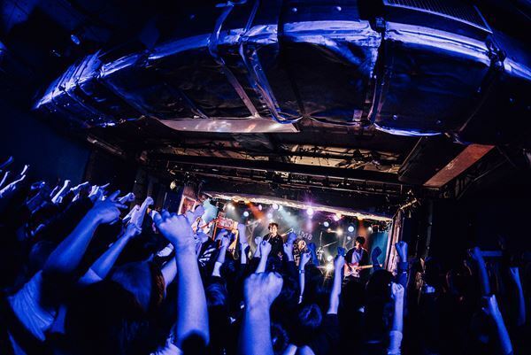 climbgrowとSIX LOUNGEが新宿・歌舞伎町の夜にロックンロールをぶち込んだ『climbgrow TWOMAN SHOW 「GIVING」』をレポート