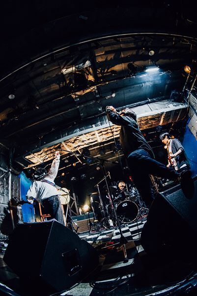 climbgrowとSIX LOUNGEが新宿・歌舞伎町の夜にロックンロールをぶち込んだ『climbgrow TWOMAN SHOW 「GIVING」』をレポート