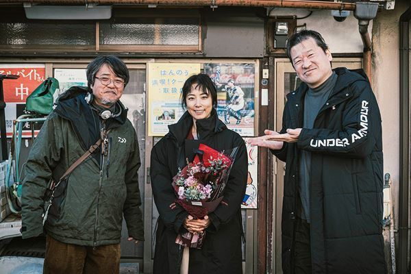 佐藤二朗が血まみれで笑顔！ 映画『名無し』劇中とのギャップに驚くメイキング映像＆写真公開