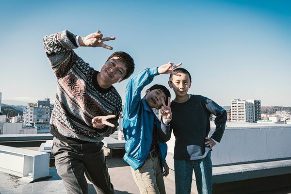 佐藤二朗が血まみれで笑顔！ 映画『名無し』劇中とのギャップに驚くメイキング映像＆写真公開