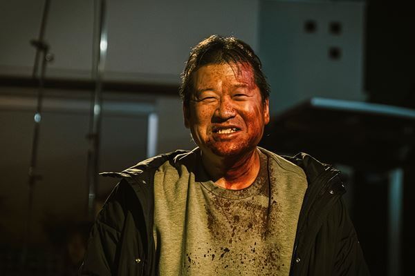 佐藤二朗が血まみれで笑顔！ 映画『名無し』劇中とのギャップに驚くメイキング映像＆写真公開