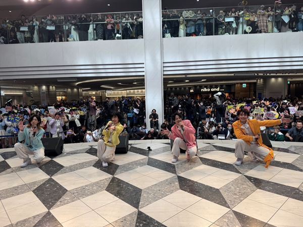 モナキ、メジャーデビューイベントに純烈・酒井一圭登場！ファンクラブ発足とZeppツアー開催発表