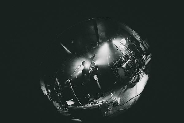 urema、9年の沈黙を破った東名阪ツアー初日新代田FEVER公演をレポート  止まっていたマシンを通電させ満員のフロアを沸かせた奇跡の夜