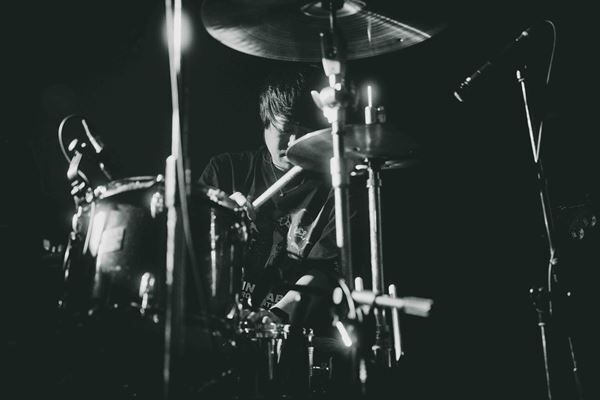 urema、9年の沈黙を破った東名阪ツアー初日新代田FEVER公演をレポート  止まっていたマシンを通電させ満員のフロアを沸かせた奇跡の夜