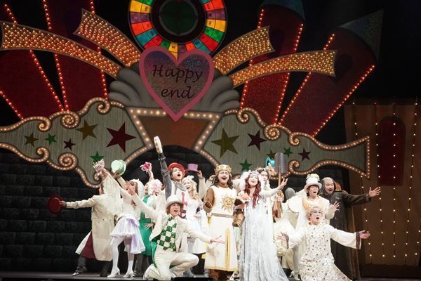 最高の歌とダンスと笑いを届けるミュージカル『モンティ・パイソンのSPAMALOT』開幕