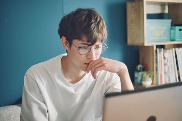 愛し合って結婚したはずなのに…。岸井ゆきの×宮沢氷⿂が熱演！『佐藤さんと佐藤さん』── 【おとなの映画ガイド】