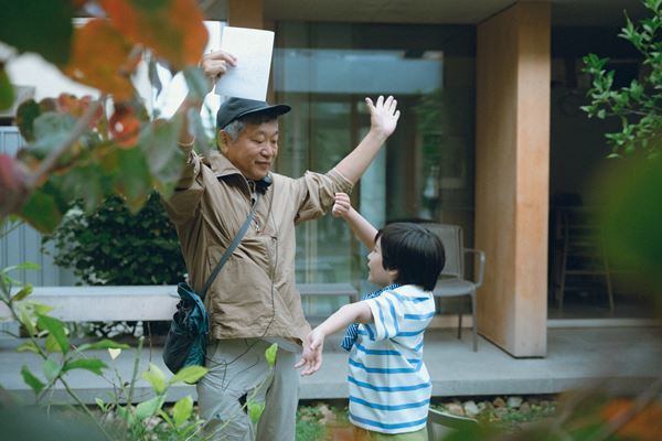 千鳥・大悟の頭をなでる姿も『箱の中の羊』本編では観られない貴重なオフショット公開