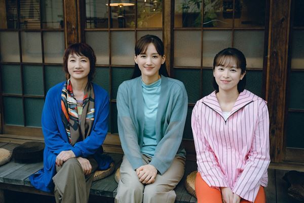 千鳥・大悟の頭をなでる姿も『箱の中の羊』本編では観られない貴重なオフショット公開