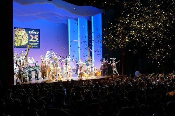 劇団四季『ライオンキング』が日本上演25周年！　特別カーテンコールとドローンショー開催