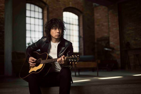 斉藤和義、新曲「轍」MV公開　本人そっくりの謎のヘヴィメタルバンドが登場