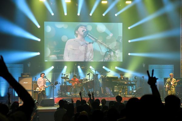 奥田民生3年ぶりのソロツアーで魅了した普遍的なメロディと最強の歌声　終始ハイボルテージだった三茶の夜をレポート！