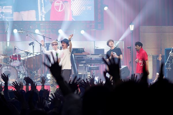 奥田民生3年ぶりのソロツアーで魅了した普遍的なメロディと最強の歌声　終始ハイボルテージだった三茶の夜をレポート！