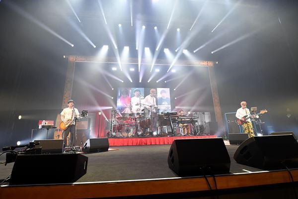 奥田民生3年ぶりのソロツアーで魅了した普遍的なメロディと最強の歌声　終始ハイボルテージだった三茶の夜をレポート！