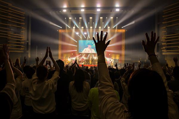 奥田民生3年ぶりのソロツアーで魅了した普遍的なメロディと最強の歌声　終始ハイボルテージだった三茶の夜をレポート！