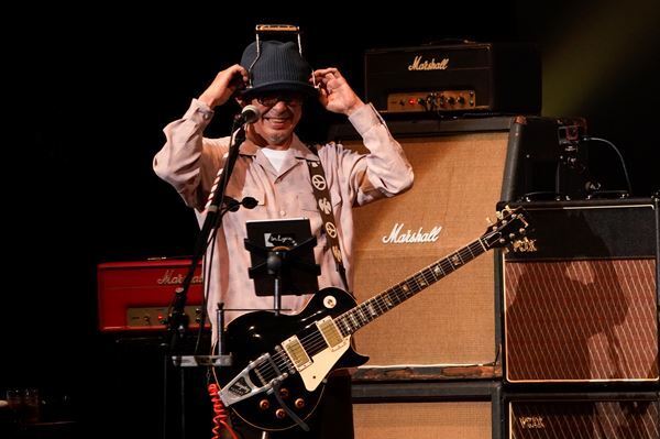 奥田民生3年ぶりのソロツアーで魅了した普遍的なメロディと最強の歌声　終始ハイボルテージだった三茶の夜をレポート！