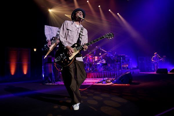 奥田民生3年ぶりのソロツアーで魅了した普遍的なメロディと最強の歌声　終始ハイボルテージだった三茶の夜をレポート！