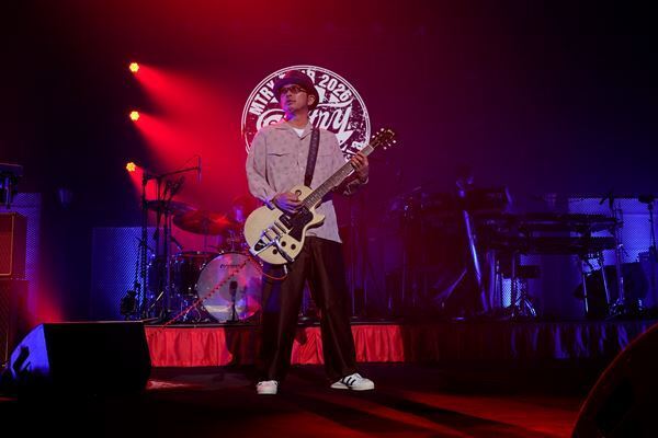 奥田民生3年ぶりのソロツアーで魅了した普遍的なメロディと最強の歌声　終始ハイボルテージだった三茶の夜をレポート！