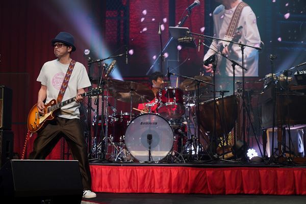 奥田民生3年ぶりのソロツアーで魅了した普遍的なメロディと最強の歌声　終始ハイボルテージだった三茶の夜をレポート！