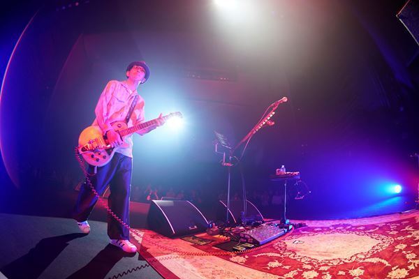 奥田民生3年ぶりのソロツアーで魅了した普遍的なメロディと最強の歌声　終始ハイボルテージだった三茶の夜をレポート！