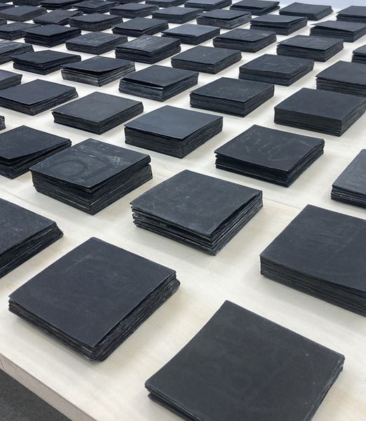 銅版画家・高浜利也の個展が目黒区美術館で開催　「いえ」と「まち」を巡る版画やインスタレーション、ワークショップも実施
