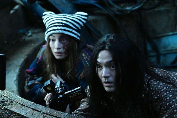 圧巻！「ガス人間」衝撃のVFXと胸揺さぶる展開──小栗旬×蒼井優×広瀬すず×林遣都、東宝伝説のカルトスリラーをNetflixでリブート【おとなの映画ガイド】