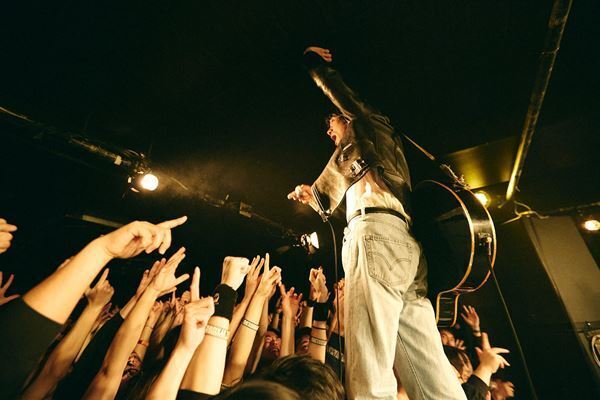 【ライブレポート】a flood of circle、ゲストにSPARTA LOCALSを迎え20周年記念ツアー開幕！初日・新代田FEVERで示した『武道館への道』の覚悟