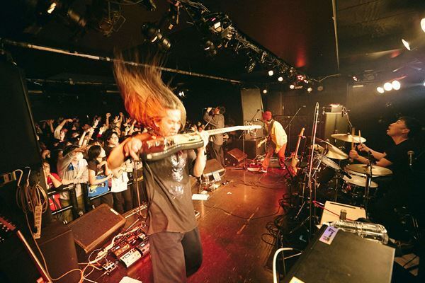 【ライブレポート】a flood of circle、ゲストにSPARTA LOCALSを迎え20周年記念ツアー開幕！初日・新代田FEVERで示した『武道館への道』の覚悟